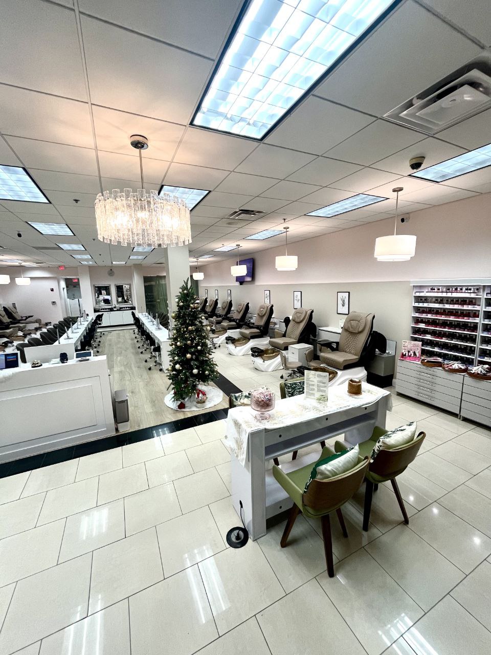 Ladue Nail Lounge redefines nail artistry in the 63131 area.