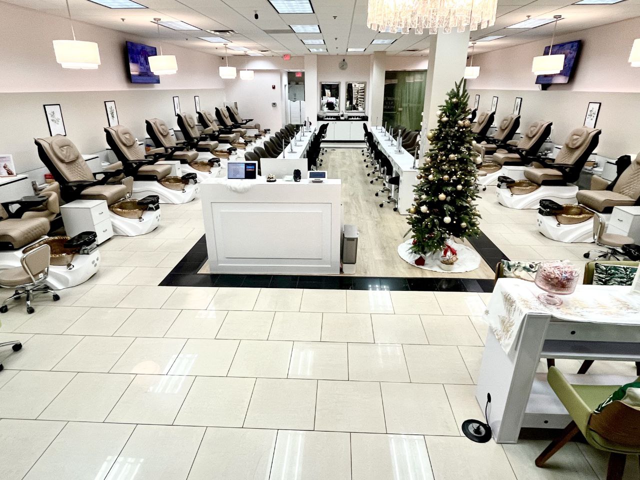 Get flawless nails at the top-rated nail salon in St. Louis.